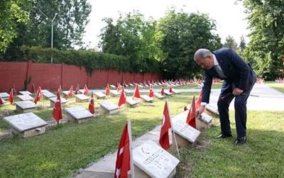 Millî Savunma Bakanı Hulusi Akar, Beraberinde Genelkurmay Başkanı Org. Yaşar Güler ile Bükreş'teki Türk Şehitliğini Ziyaret Etti